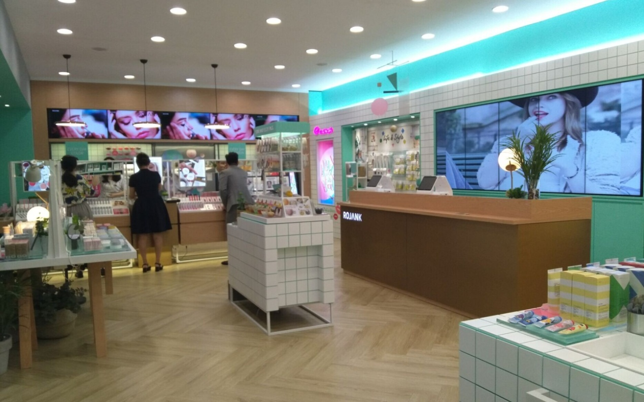 鴻泰視訊液晶拼接屏打造高品質(zhì)櫥窗